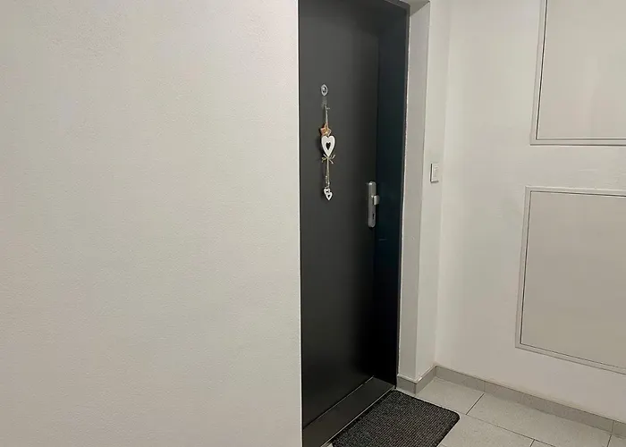 아파트 Apartment Rosnicka, Private Parking & 24H Checkin With Balcony And Ac *