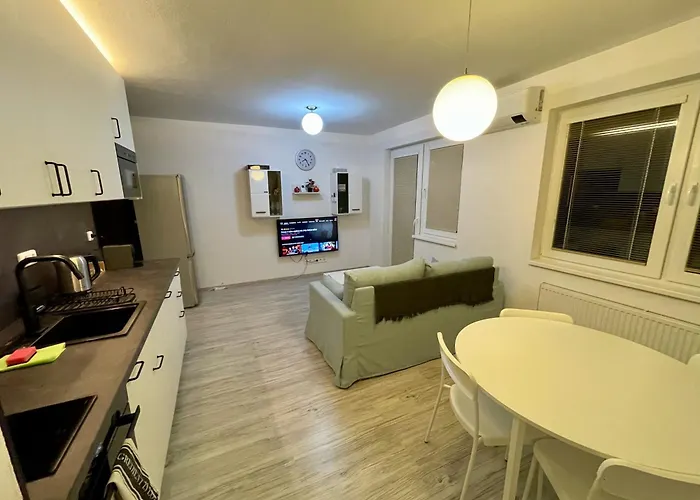 Rosnicka, Perfect Location With 24h Checkin, Balcony, Ac & Free Parking *