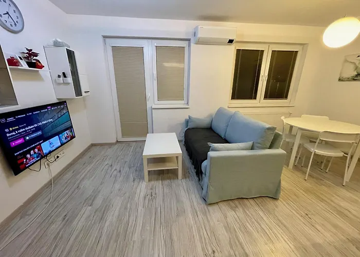 Apartment Rosnicka, Private Parking & 24H Checkin With Balcony And Ac 브라티슬라바