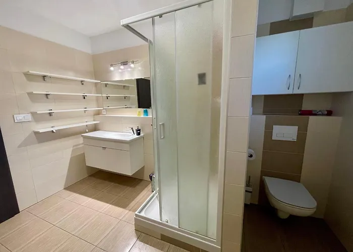 Rosnicka, Perfect Location With 24h Checkin, Balcony, Ac & Free Parking *