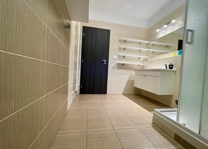 Rosnicka, Perfect Location With 24h Checkin, Balcony, Ac & Free Parking Pozsony