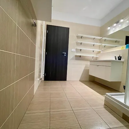 Rosnicka, Private Parking & 24h Checkin With Balcony And Ac Μπρατισλάβα